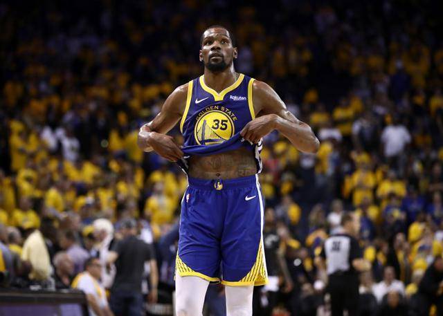 球员状态神勇,连续得分掀起个人高潮 球员状态神勇,连续得分掀起个人高潮