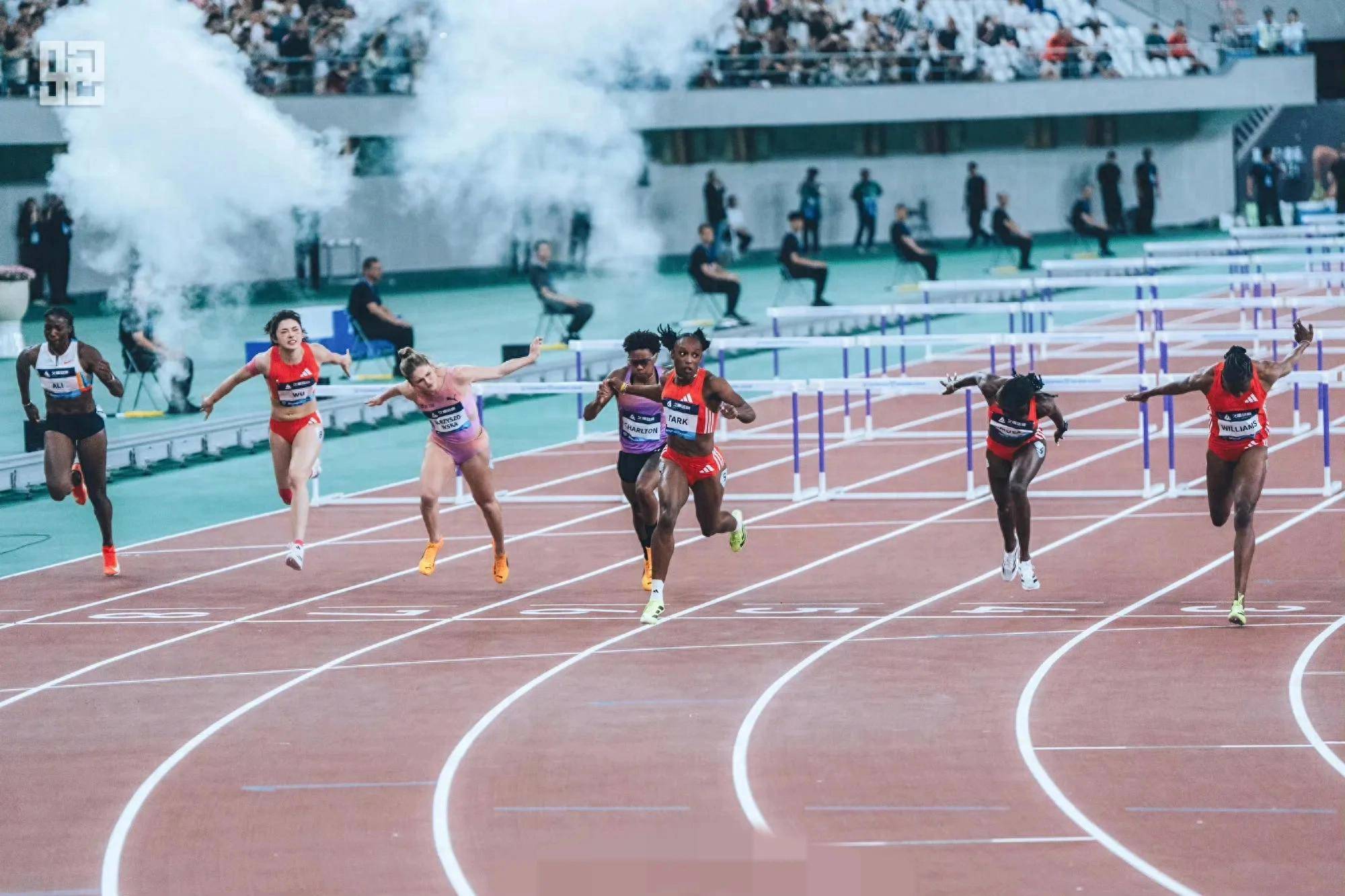 赛场感人瞬间,球员奋力拼搏的简单介绍 赛场感人瞬间,球员奋力拼搏的简单介绍