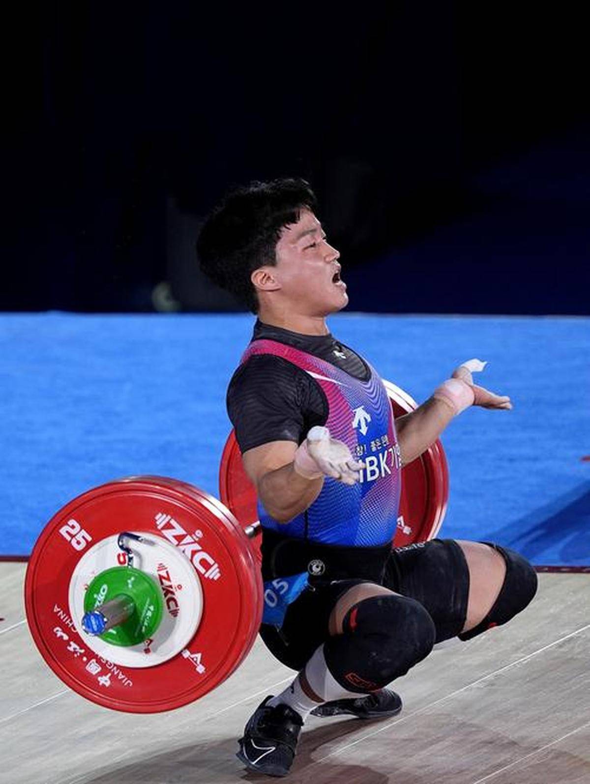 俄罗斯举重选手实现金牌梦想