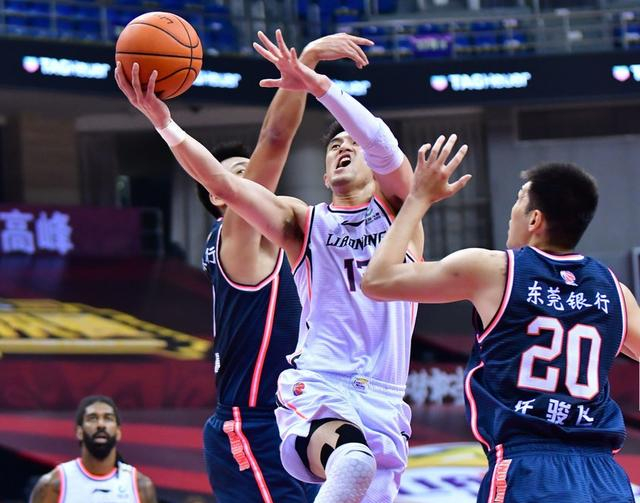 星空体育官方-湖北男篮主场失利，球队陷入低谷