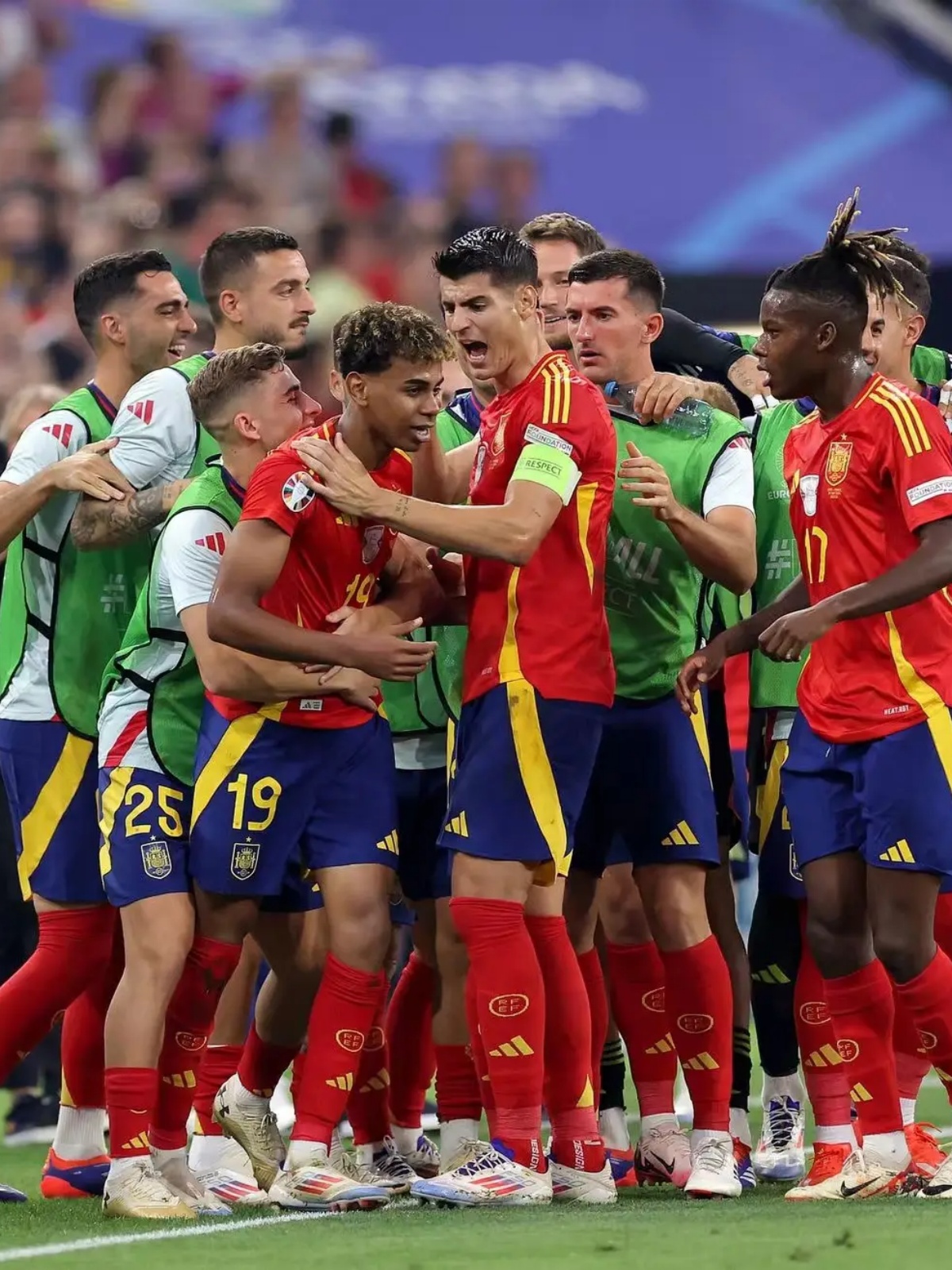 欧洲足球赛事火爆开赛，球迷热情高涨不已的简单介绍